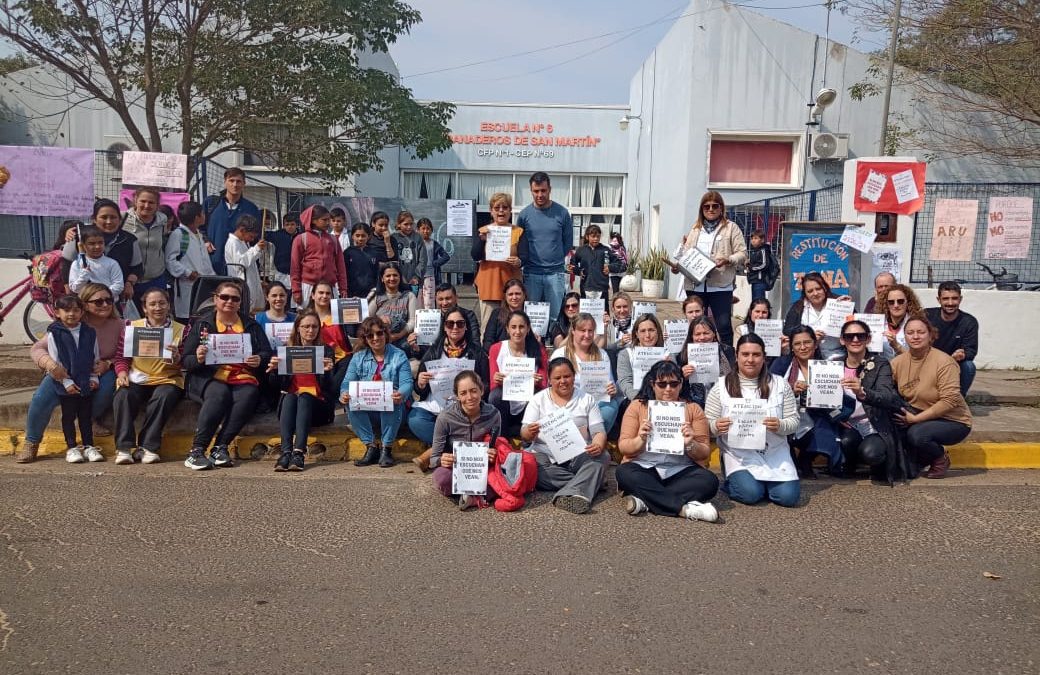 Villa del Rosario: Docentes se manifestaron contra la anulación de la zona de la Escuela N° 6 y la UENI