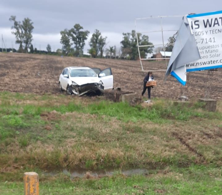 Auto conducido por una médica de Chajarí chocó contra un cartel publicitario en el acceso a Villa del Rosario