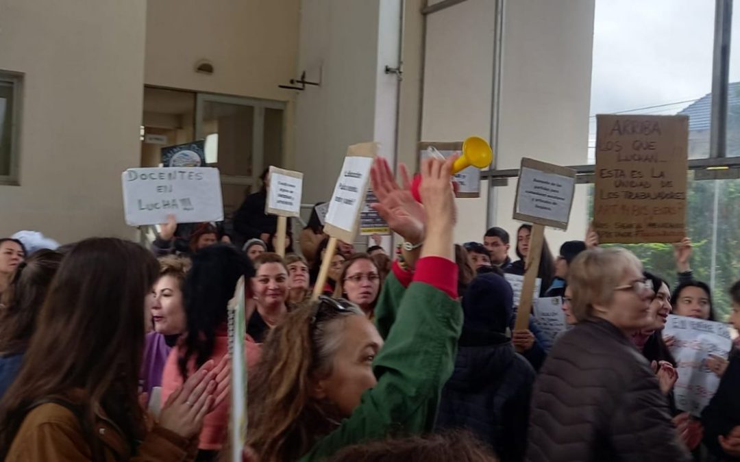 «Somos indigentes, no llegamos al 10 de cada mes», exclamaron docentes que marcharon a la Dirección Departamental de Escuelas en Chajarí