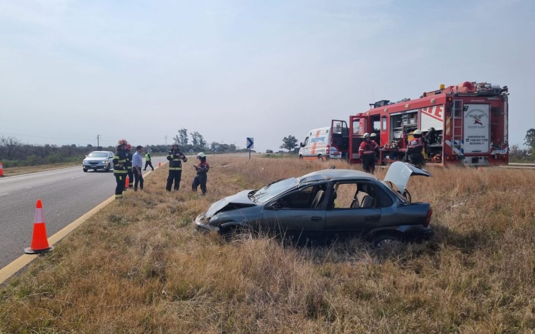 Autovía 14: Auto perdió el control y volcó cerca de Mocoretá