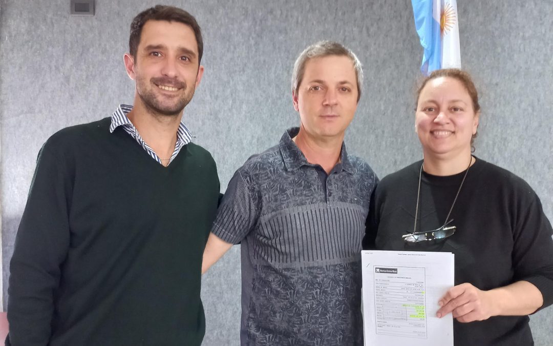 El Municipio entregó un aporte económico a la Escuela N° 2: Mario Panozzo habló de los proyectos de la institución