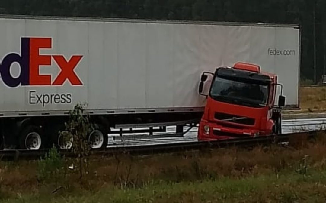 Por la lluvia y el mal estado de la ruta, un camión despistó e impactó contra un guardarrail en la Autovía 14