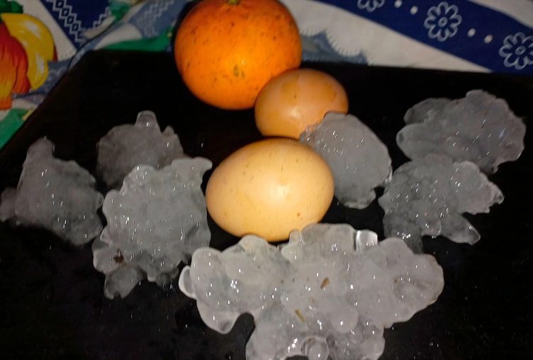 Video y fotos: impresionante granizada con piedras de gran tamaño en San Jaime de la Frontera