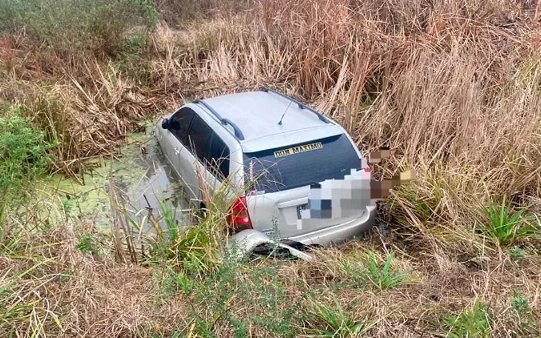 Conductor despistó con su auto, chocó contra el guardarrail y terminó en la cuneta