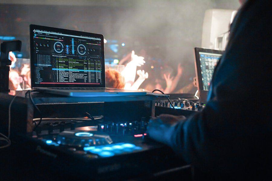 Los salones de fiestas dejarán de pagar a SADAIC por pasar música en eventos privados