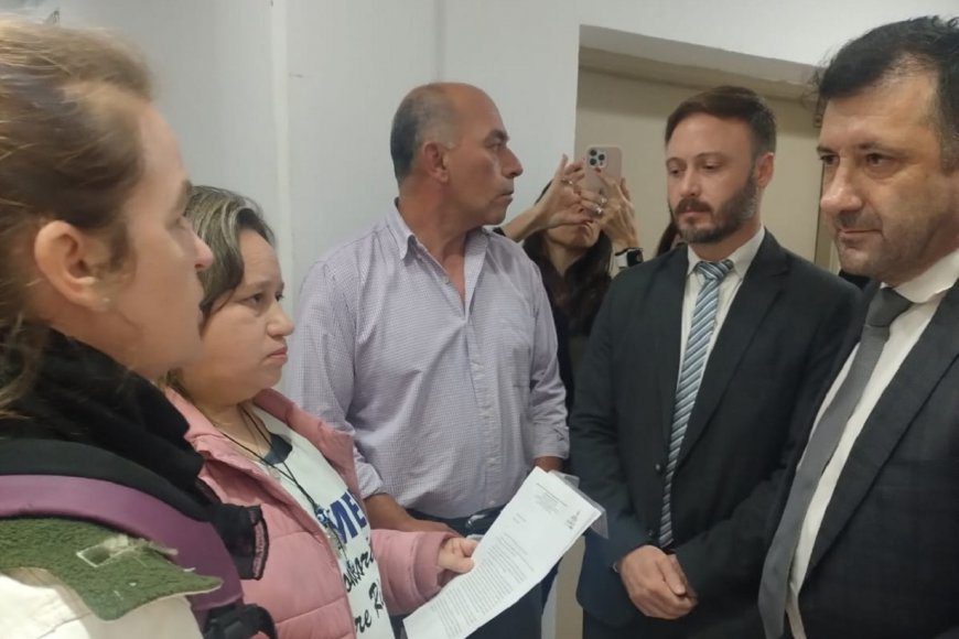 Docentes quisieron entregar un pedido a Kueider y hubo tensión: «Nos impidieron la entrada»