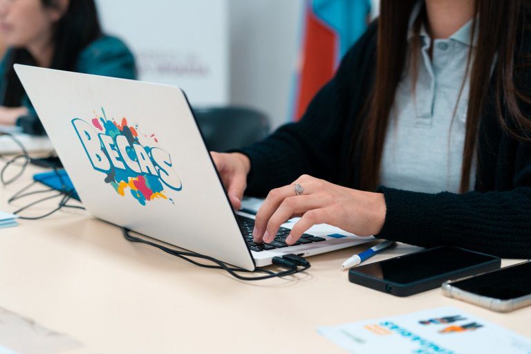 Comenzó el cronograma de pago becas provinciales a estudiantes