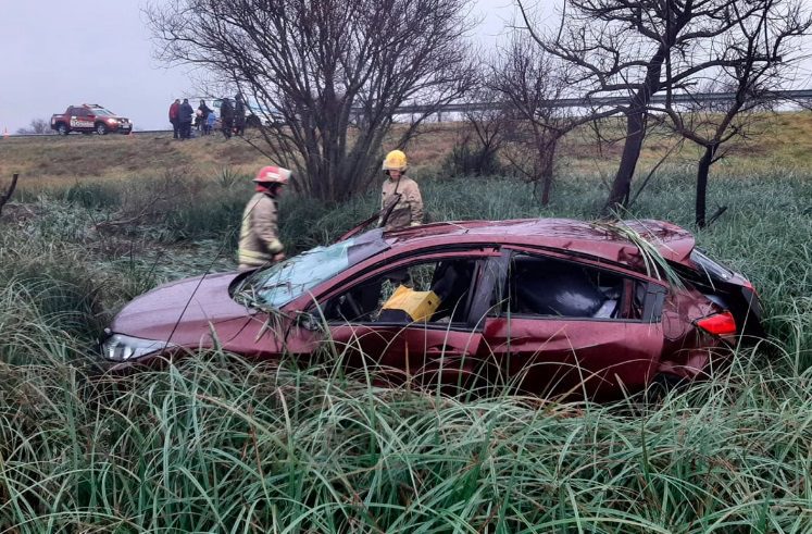 Tres personas fueron asistidas tras despistar y volcar un auto en la Ruta 12