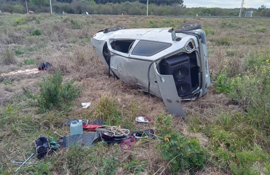 Colonia Alemana: Un auto ocupado por dos policías volcó en la Autovía 14
