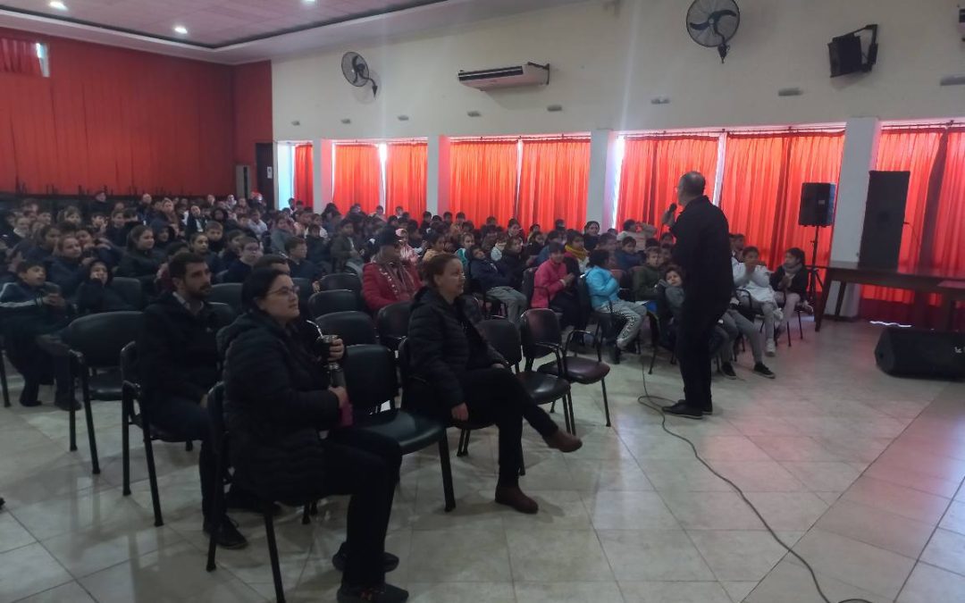 El músico Rubén Giménez visitó Villa del Rosario y disertó sobre la chamarrita