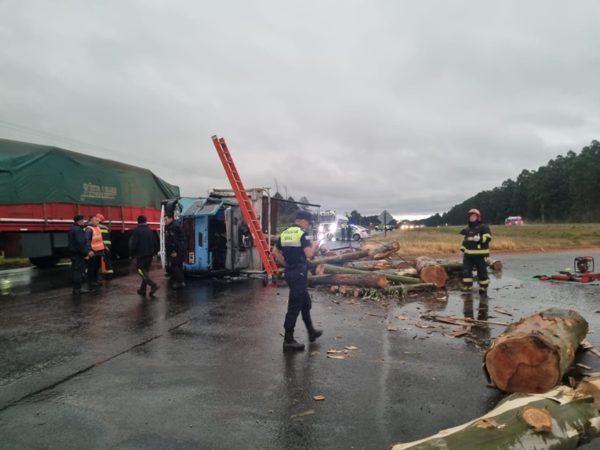 Un camión cargado con madera volcó en la Autovía 14, cerca de Mocoretá