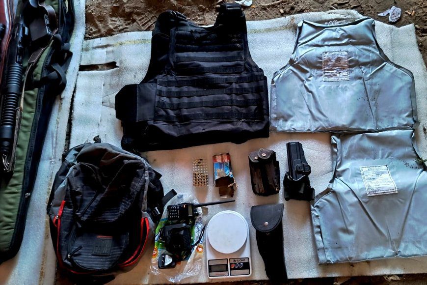 Tras un enfrentamiento entre narcos, allanaron viviendas y dieron con un “búnker” de armas: Hay 5 detenidos