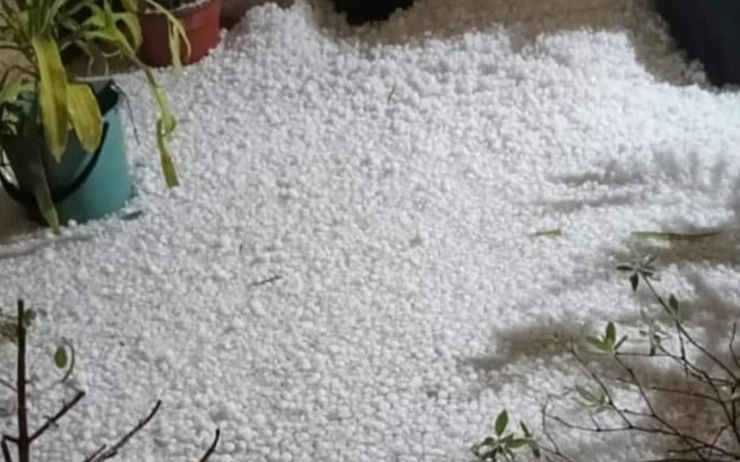 Fuerte temporal en La Paz: cayó granizo y todo se cubrió de blanco