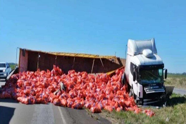 Autovía 14:Un camión se accidentó, volcó su carga de cebollas y fue impactado por un auto