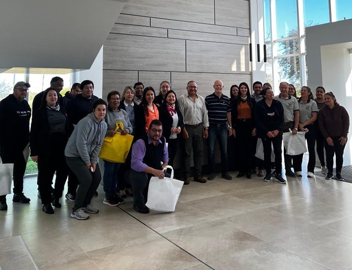Entregaron uniformes e indumentaria al personal municipal de Santa Ana