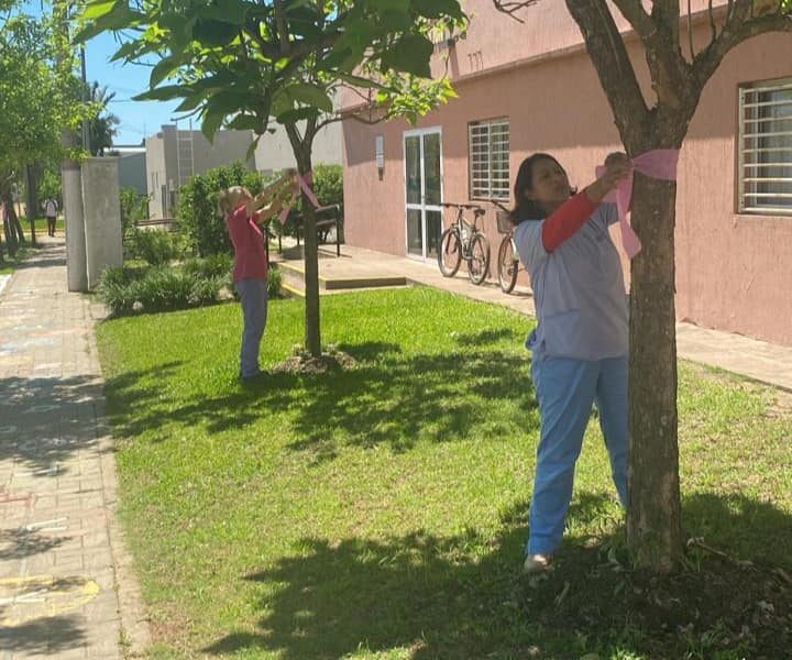Villa del Rosario: Colocaron lazos de color rosa para conmemorar el Día Mundial de Lucha contra el Cáncer de Mama