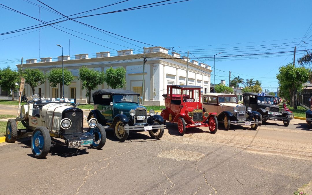 Un sábado diferente: Los autos de época visitaron Villa del Rosario