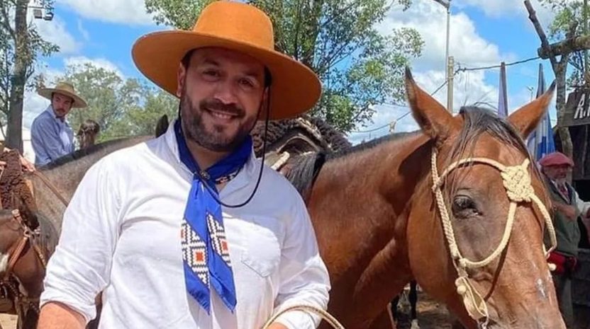 El cantante uruguayo Lucas Sugo fue internado de urgencia tras ser pateado por un caballo