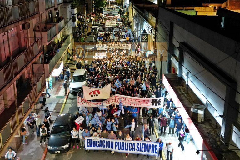 Miles de entrerrianos salieron a las calles a defender la universidad pública