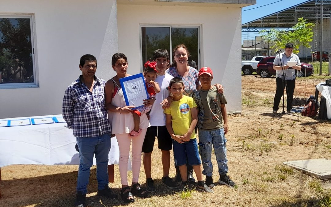Entregaron 5 viviendas construidas con fondos municipales en Villa del Rosario: «El Municipio está presente en tiempos difíciles», dijo Perini
