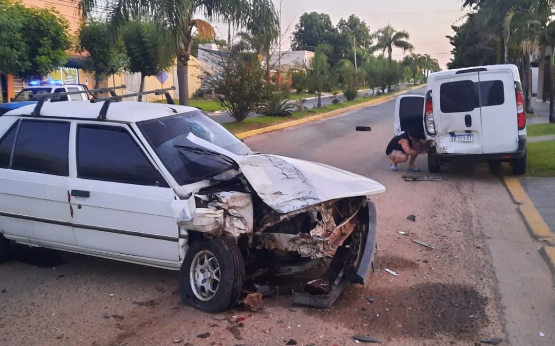 Un auto ingresaba a Villa del Rosario y chocó contra un utilitario que estaba estacionado