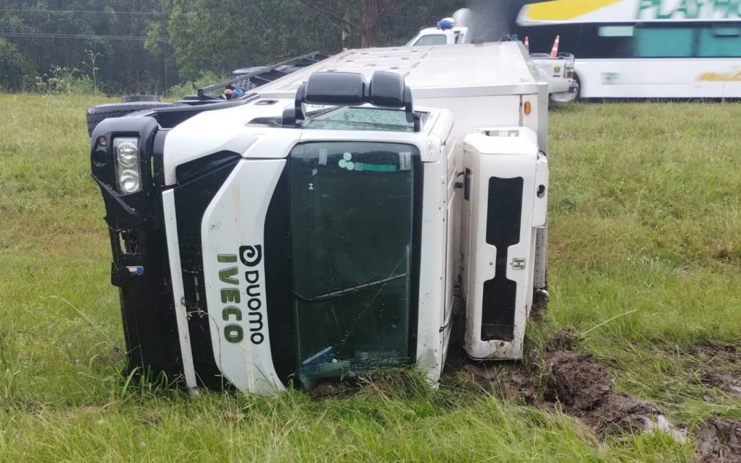 Un camión volcó en el acceso a la ciudad de Federación