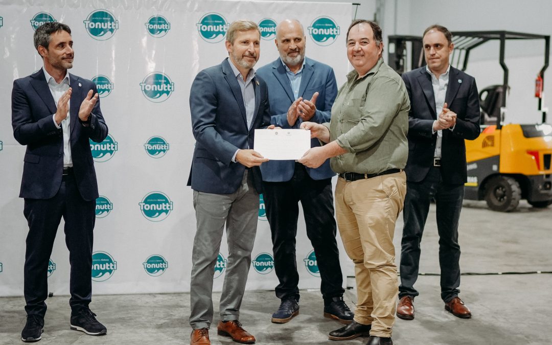 Frigerio entregó financiamiento a productores lácteos para realizar mejoras en sus emprendimientos