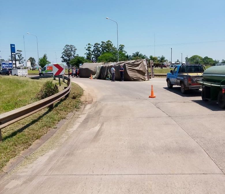 Autovía 14: Camión cargado con paquetes de yerba volcó en la rotonda de ingreso a Federación