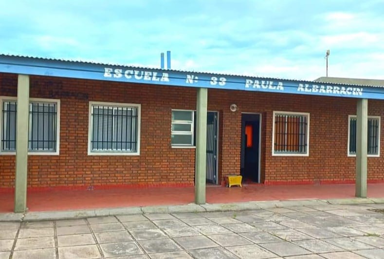 El Gobierno local entregó un aporte para obras en la Escuela N° 33 «Paula Albarracín»