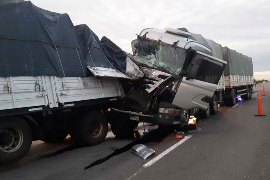 Tremendo impacto entre camiones generó un amplio operativo y demoras para transitar en la Autovia 14