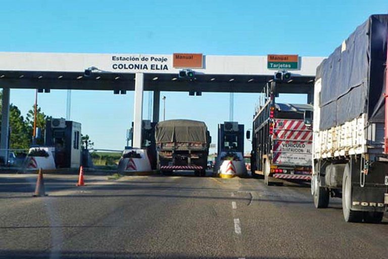 Autovía 14: Un camionero falleció cuando bajó a asistir a otro que tuvo un desperfecto mecánico
