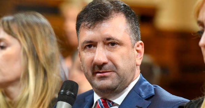 Contradicciones entre Kueider y su «secretaria» complican la situación del senador detenido en Paraguay