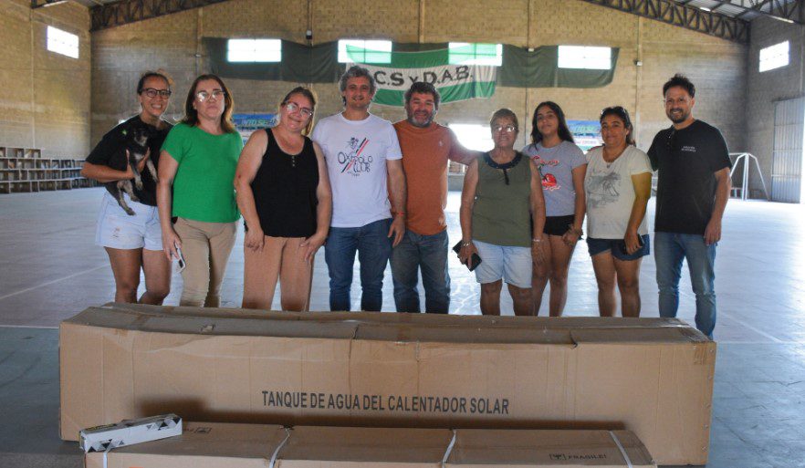 Con la entrega de termotanques a clubes locales, promueven el uso de energía solar en Federación
