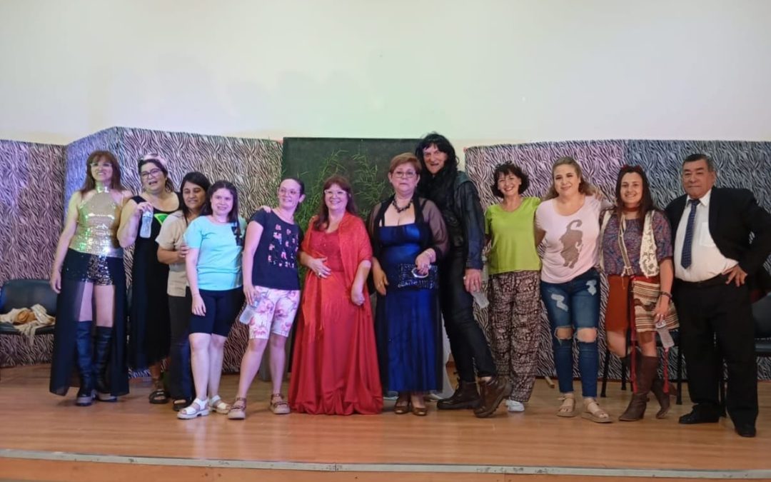 A sala llena, el Taller Municipal de Teatro de Villa del Rosario presentó su nueva obra