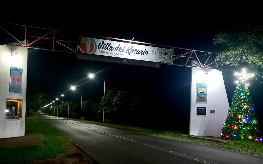 Palpitando las Fiestas: Árboles de Navidad creados con materiales reciclables ornamentan distintos puntos de Villa del Rosario