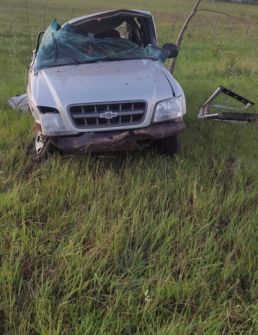 Una camioneta y una moto despistaron en el acceso a Federación