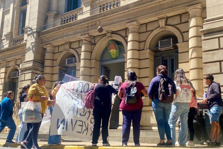 Manifestación de los familiares y amigos del joven que murió cuando cuidaba la casa del gremialista Camejo