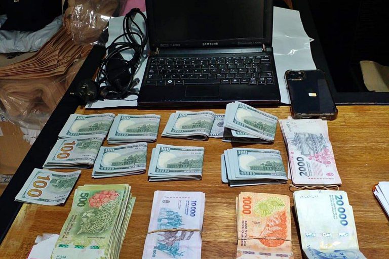 Le transfirieron por error una suma millonaria, no los devolvió y los utilizó para comprar dólares