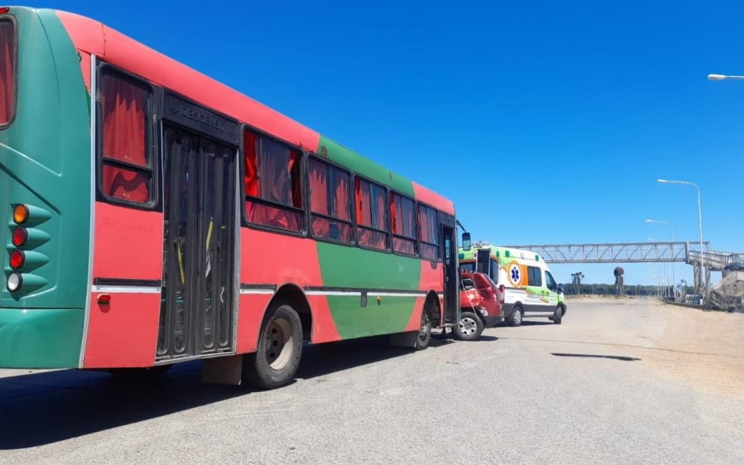 Camioneta y colectivo que trasladaba cosechadores chocaron en la rotonda de Federación: Un herido fue derivado a Concordia