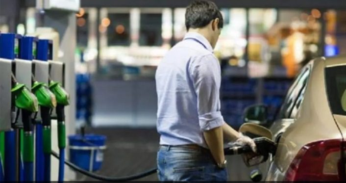 El Gobierno oficializó la medida que permite el autoservicio de combustibles