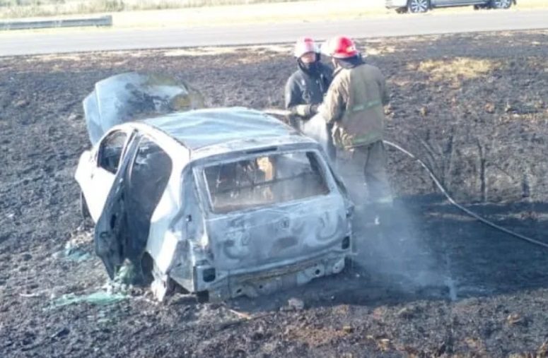 Auto ocupado por chajarienses se incendió por completo en el acceso a Federación