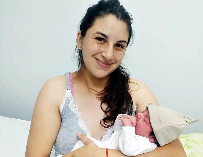 Bebé nació en el auto cuando su mamá se dirigía al hospital de Federal