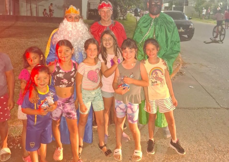 Los Reyes Magos recorrieron las calles de Villa del Rosario y entregaron golosinas a los niños