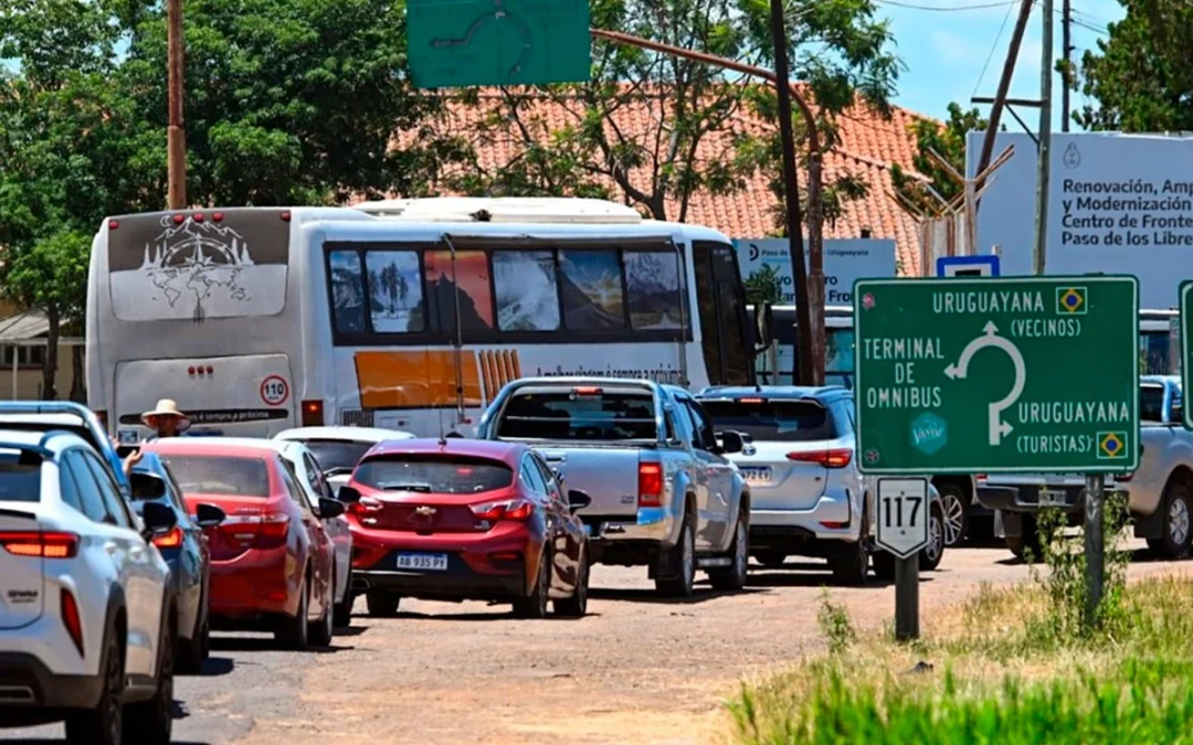 Vacaciones en Brasil: 20 turistas por minuto cruzan solamente por Paso de los Libres