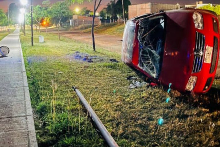 Un automóvil impactó contra una luminaria y volcó en el cantero de una avenida en Chajarí
