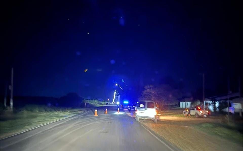 Grave accidente entre un auto y una moto en Ruta 2