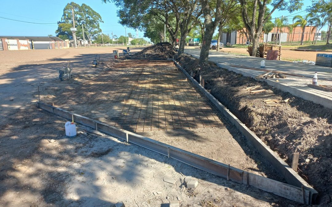 Villa del Rosario: Avanzan obras en el cantero central de avenida 25 de Mayo y en sanitarios de plaza José Manuel Estrada