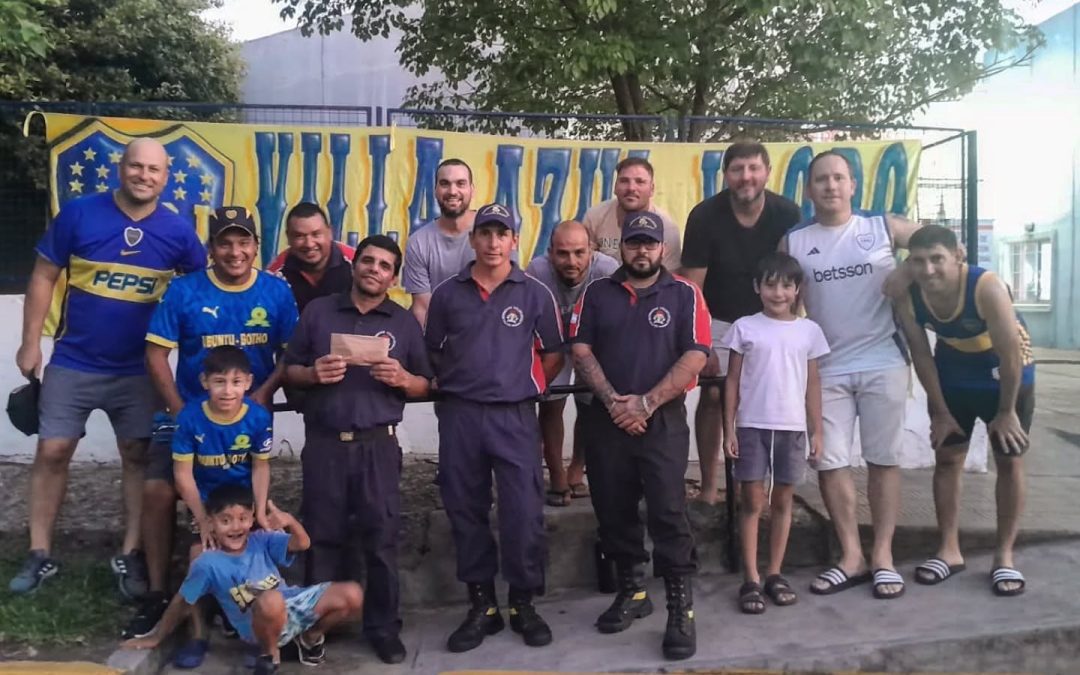 La Peña «Villa Azul y Oro» entregó un aporte económico a Bomberos Voluntarios de Villa del Rosario