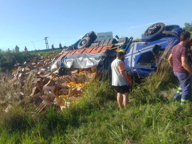 Un camión de Mocoretá cargado con naranjas volcó en la Autovía 14: Los ocupantes sufrieron lesiones leves