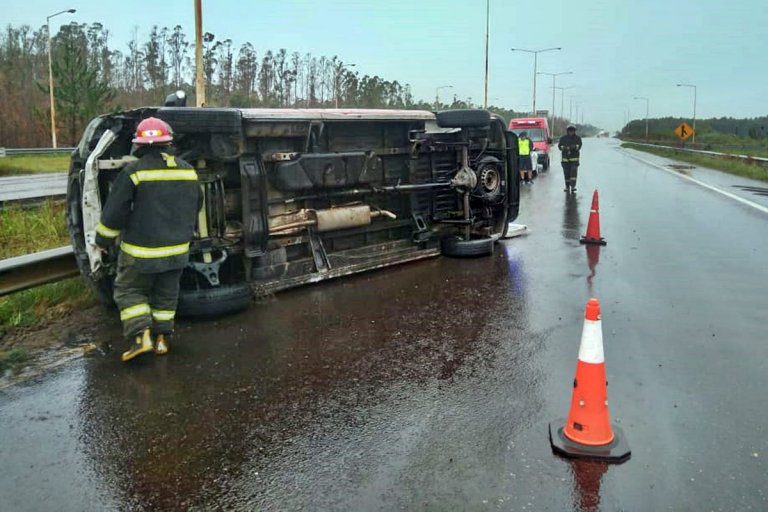 Autovía 14: Una utilitaria volcó bajo la lluvia al noroeste de Concordia